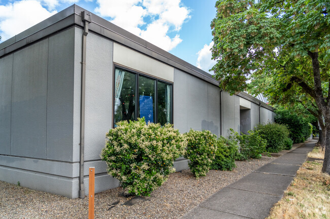 The Little French School is a non-profit school in Far West Eugene.