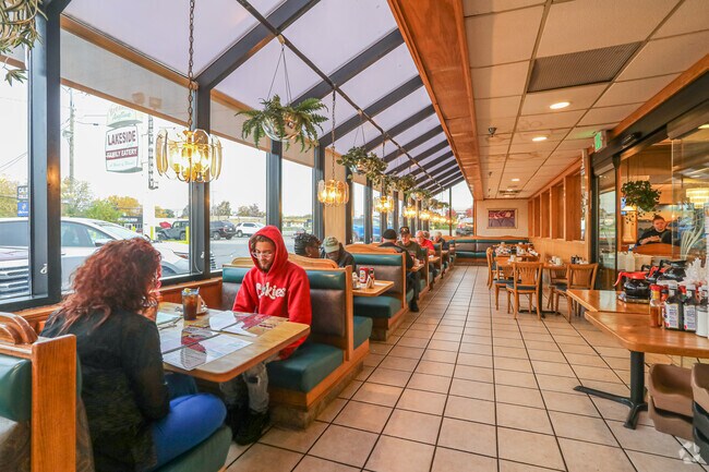 Lakeside Cafe serves breakfast and lunch to Brentwood Park residents.