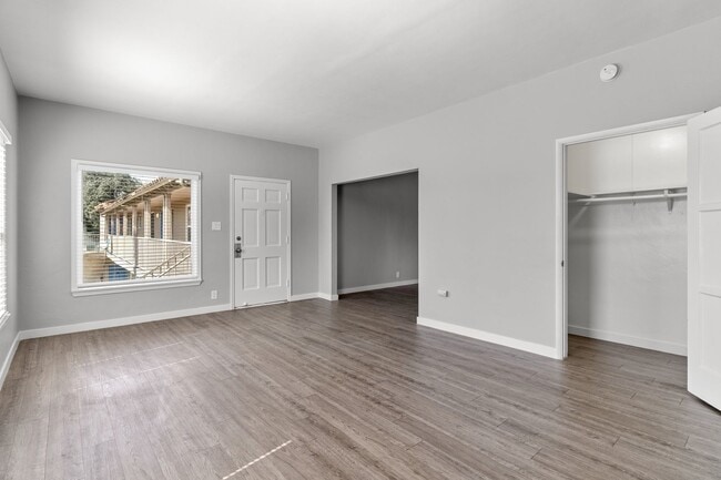 2010 Pine Ave unit 4, Long Beach, CA 90806 - photo 2