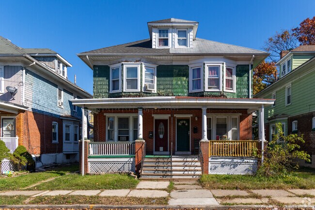 American foursquare style duplex homes are common in Wilbur.