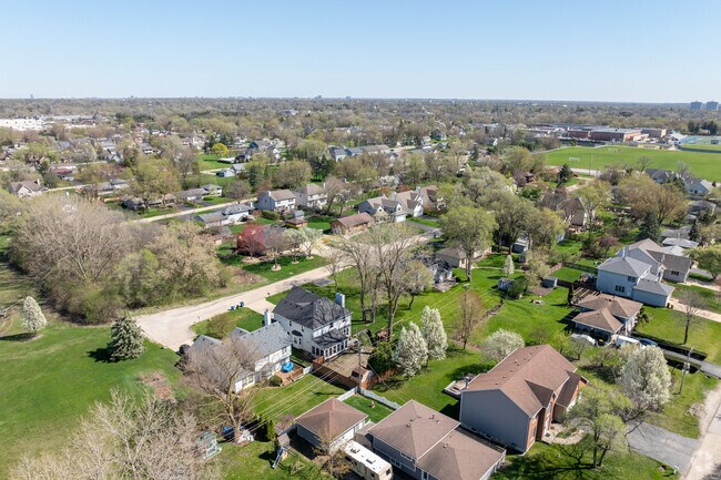 South Carol Stream is located about 40 minutes west of Chicago.