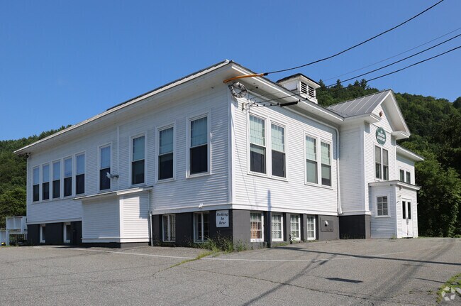 The Sharon Academy earns a B minus on Niche.