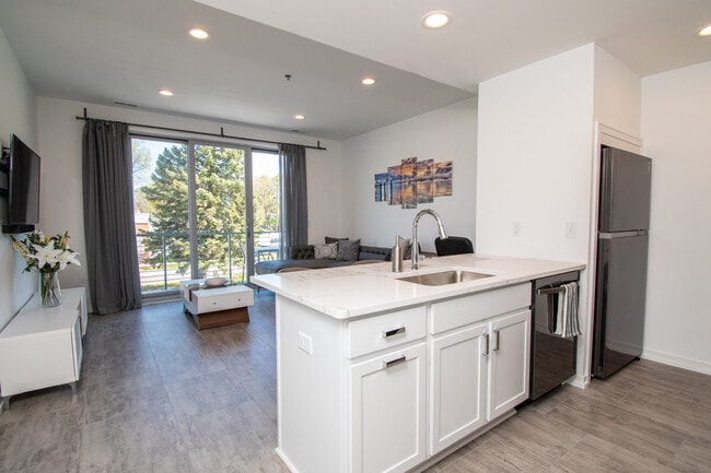 Live Well Apartments - Fully Furnished Units, Royal Oak, MI 48067 - photo 3