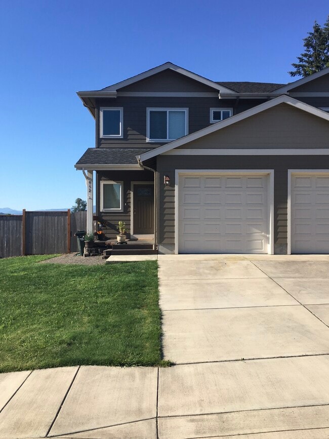 952 S 58th St, Springfield, OR 97478