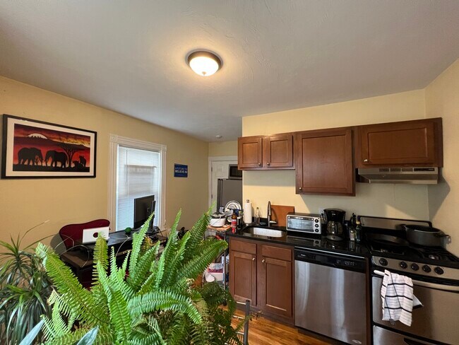 5 Blake St unit 8, Cambridge, MA 02140 - photo 2