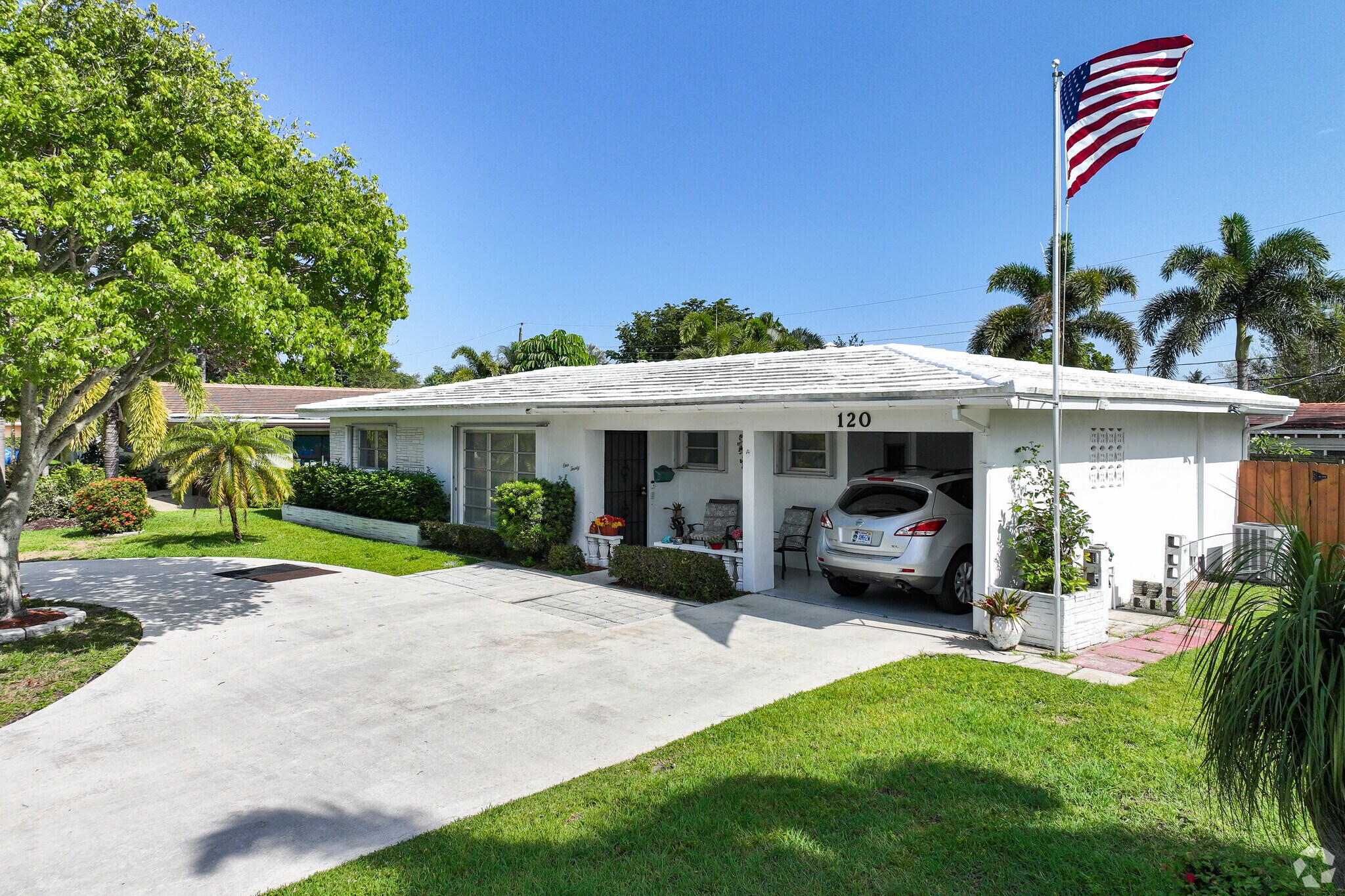 There are multiple housing styles in the Palm Aire neighborhood.