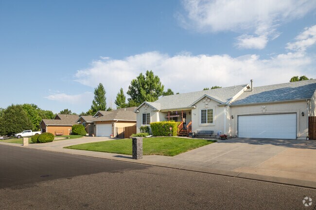 Find homes with large driveways and ample garage space in the El Camino neighborhood.