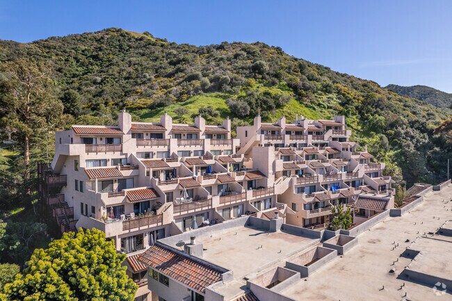 If Spanish villas are your style, Catalina Island has you covered.