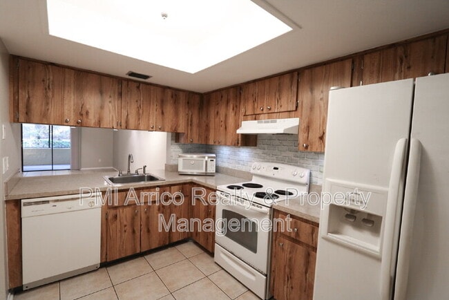 4957 Puritan Cir, Tampa, FL 33617 - photo 6