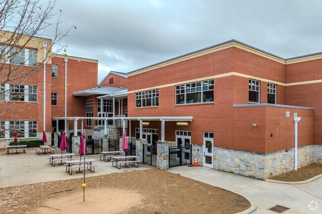 Fifth Avenue Upper Elementary School serves students in grades 3rd through 5th.