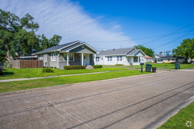 Well-maintained Shotgun-style houses are common in the South Side area.