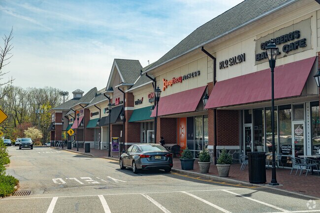 Find shopping malls in Wyckoff with a diverse range of dining options.