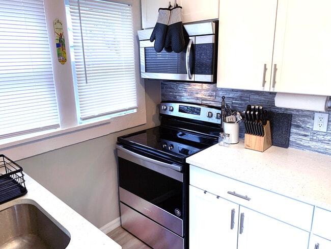 2716 18th St N, Saint Petersburg, FL 33713 - photo 6