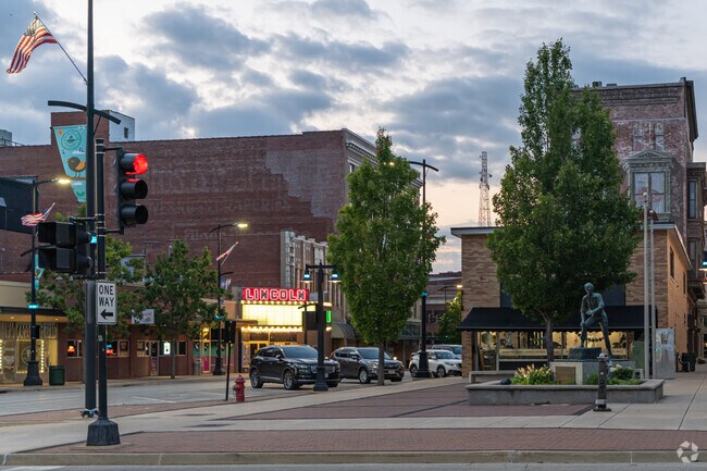 Downtown Decatur is located a short distance from Ravina Park