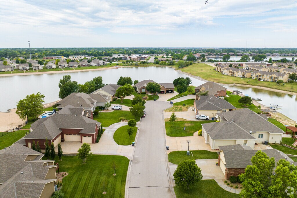 Ridgeport Apartments and Townhomes 7003 W 34th St N, Wichita, KS