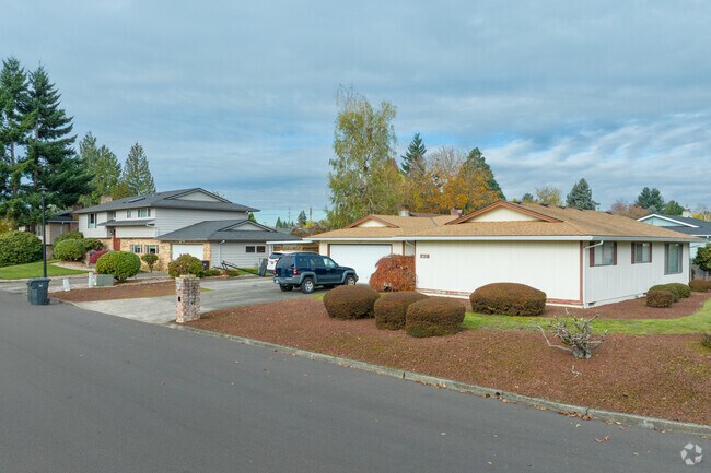 Ranch homes sit next to split levels on SE Antiqua Ave in Oatfield.