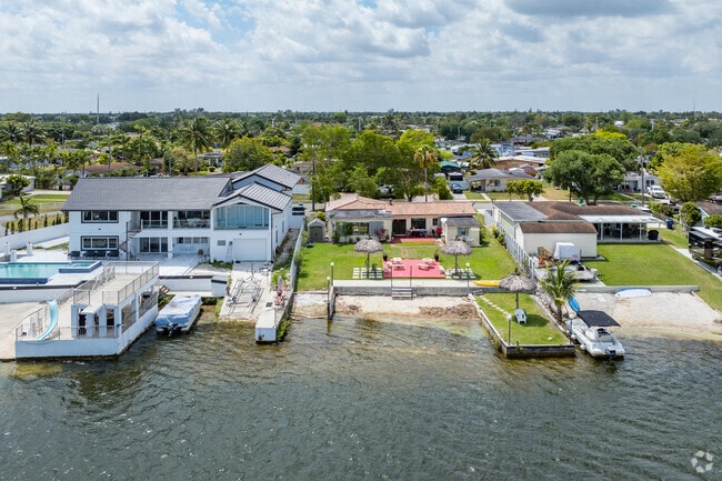 Single family homes overlooking the lake at Westwood Lakes are very popular.