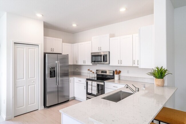 16605 Ancient Mariner Ln, Wimauma, FL 33598 - photo 6