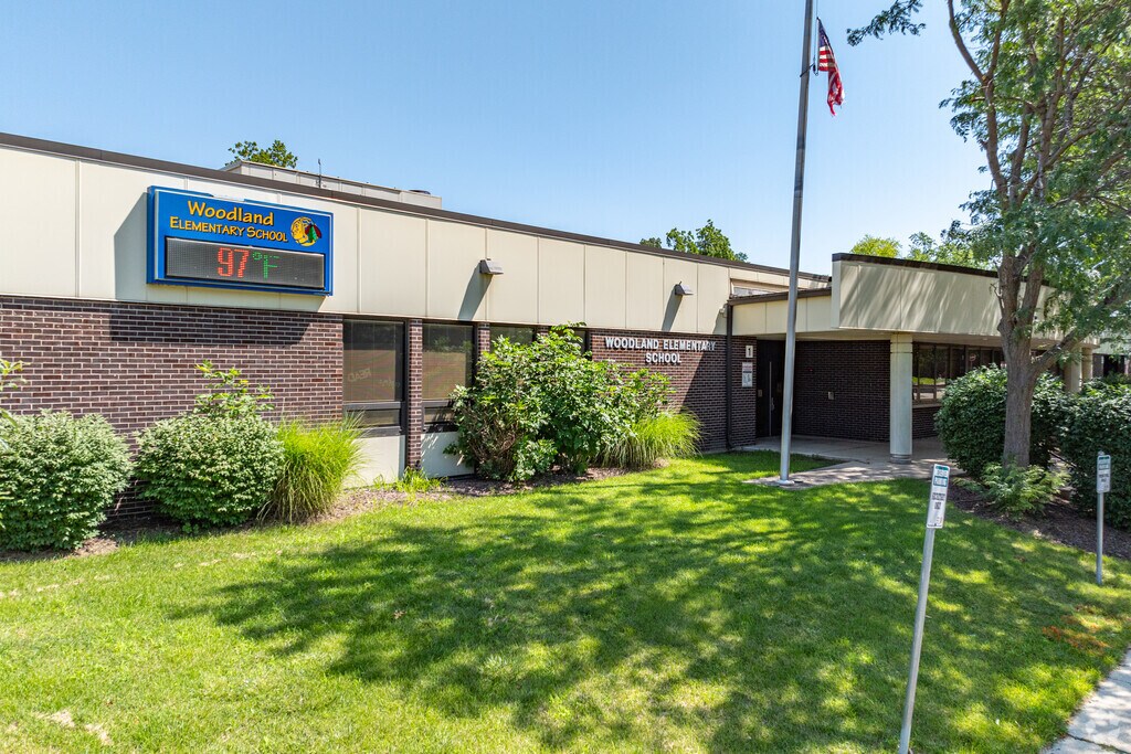 Woodland Elementary School scores a C- on Niche.