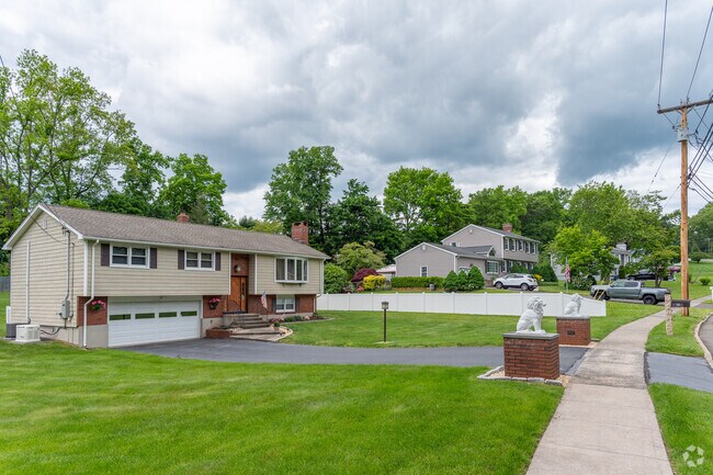 Many homes in Quinnipiac Meadows have nice front yards.