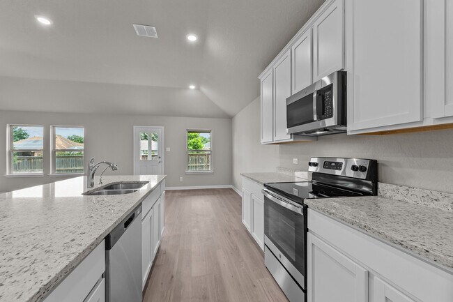 104 Cheyenne Dr unit 36487880, Floresville, TX 78114 - photo 7