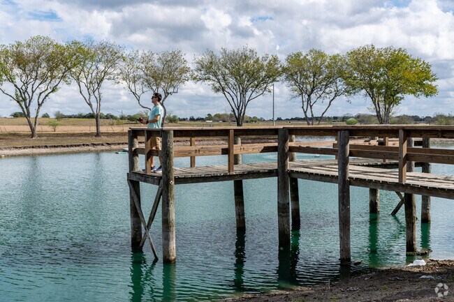 Schonest-Welt Park offers fishing ponds and walking paths.