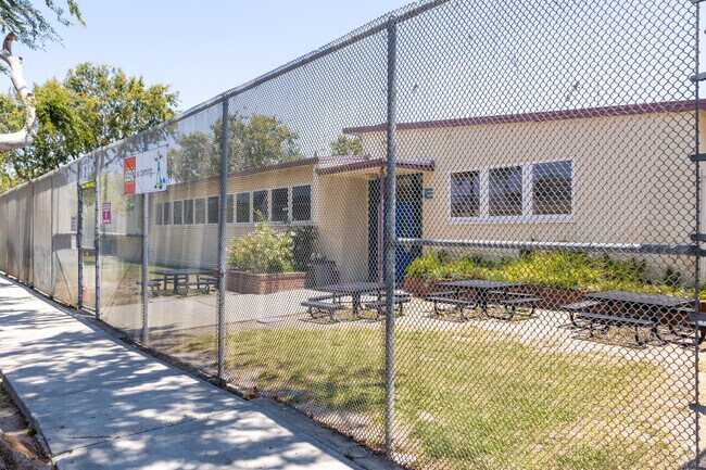 Students at Jefferson Elementary School in Hawthorne, CA can enjoy lunch outside.