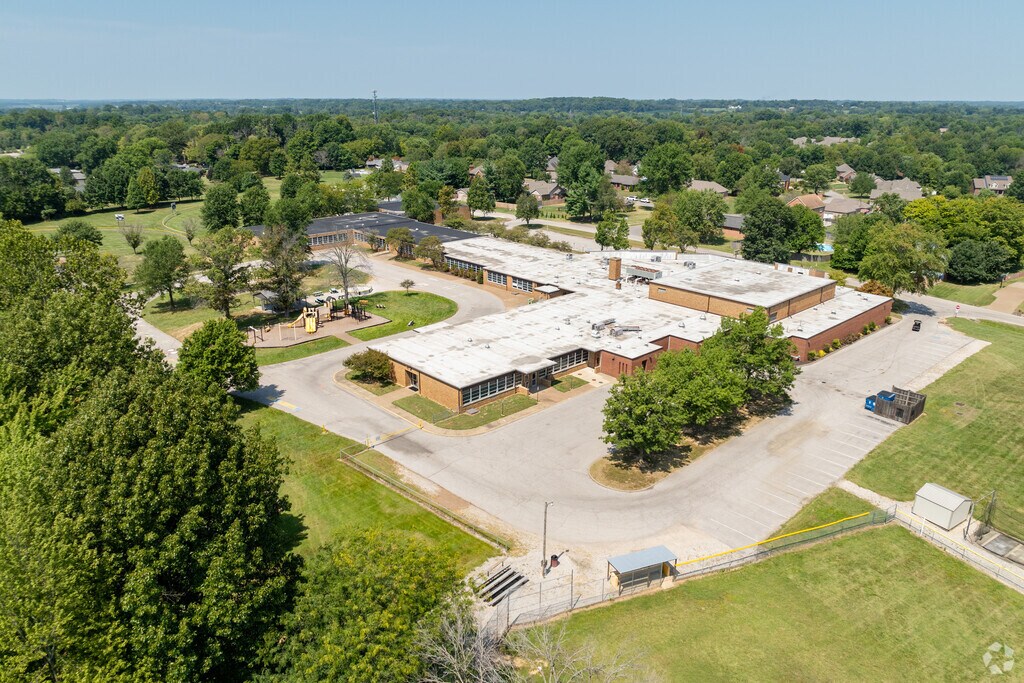 The student population of West Terrace Elementary School is 593 and the school serves K-5.