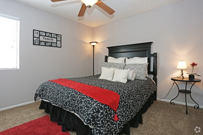 2BR, 1BA - Sequoia 775 SF