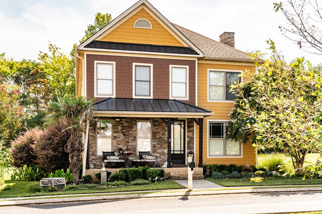 A yellow craftsman home in the Ooltewah-Summit Neighborhood.
