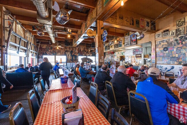 BB’s Lawnside Blues & BBQ serves smoky ribs and live music near Noble and Gregory Ridge.