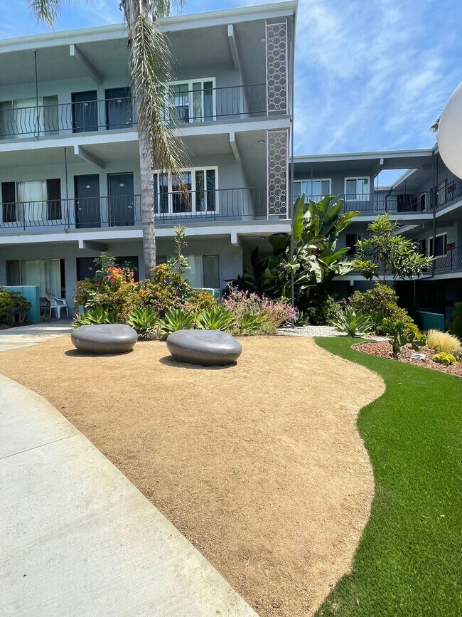 LUXURY LIVING AT AN AFFORDABLE PRICE, Los Angeles, CA 90034 - photo 7