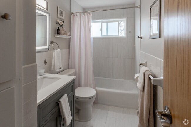 2BR, 1BA - 900SF - Bathroom