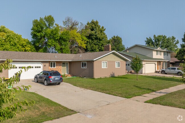 Traditional homes in River Drive feature long driveways, walkable sidewalks, and clean siding.