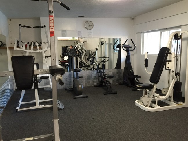 Villa Gardens, Hawthorne, CA 90250 - photo 2