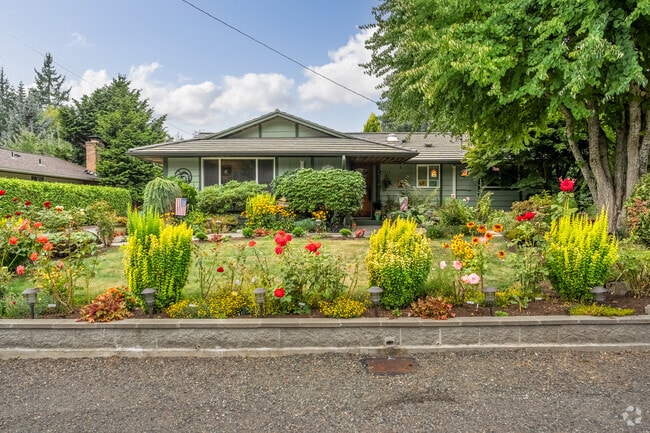 Cascade View homes are situated in small pockets throughout the neighborhood.