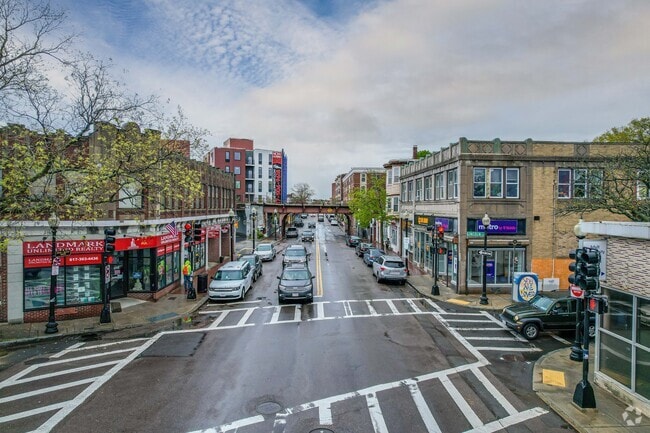 The urban Bowdoin North-Mount Bowdoin neighborhood has well-kept and drivable streets.