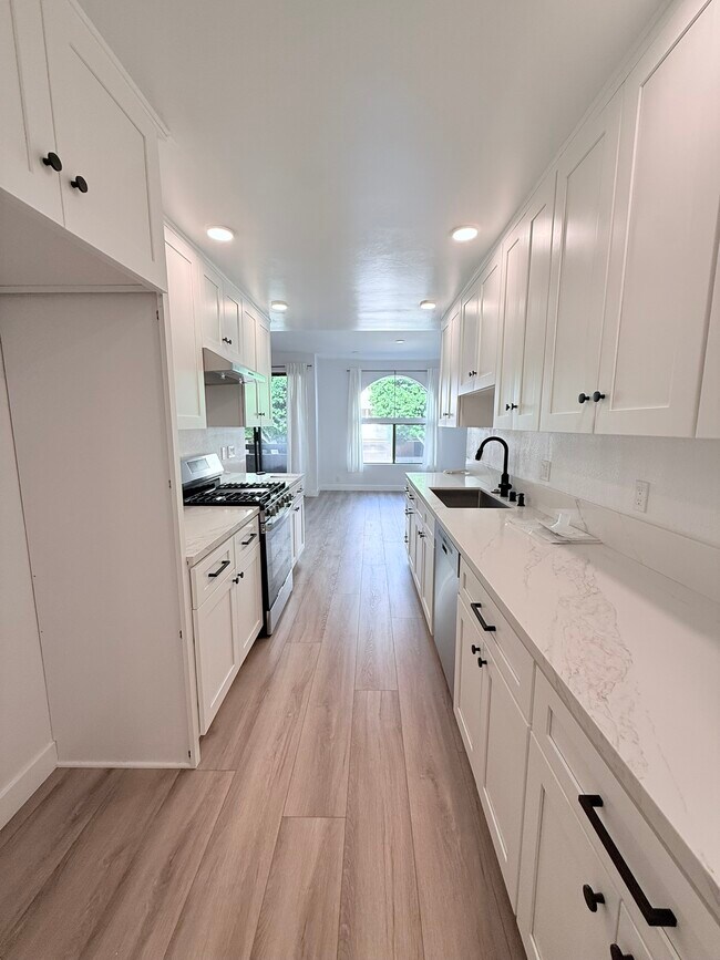 14572 Dickens St unit 105, Sherman Oaks, CA 91403 - photo 3