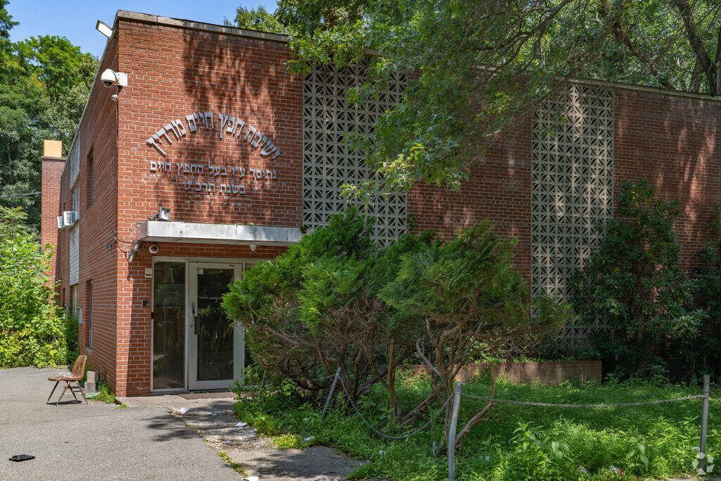 Yeshiva Chofetz Chaim School is a private institution.