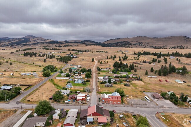 Jefferson City's vast open spaces feature rustic homes and serene mountain views.