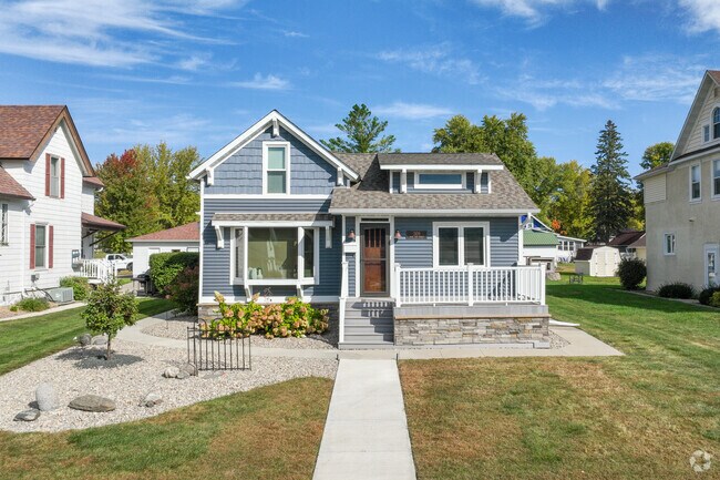 Blue Earth’s south side features newer Craftsman homes with classic architectural details.