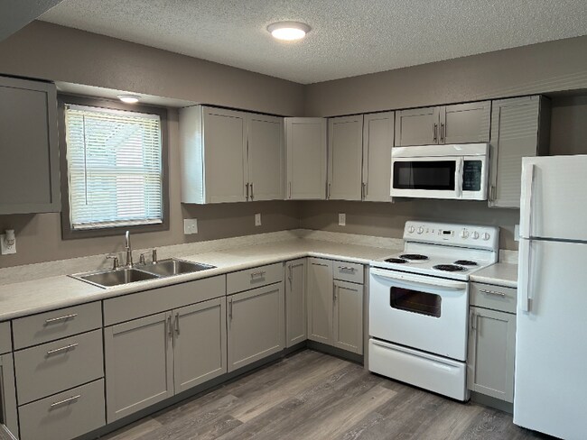 501 S Cedar St, Lindsborg, KS 67456 - photo 3