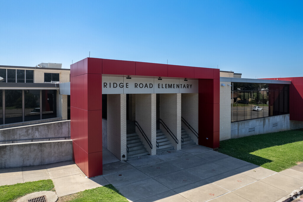 The entrance to Ridge Road Elementary School.