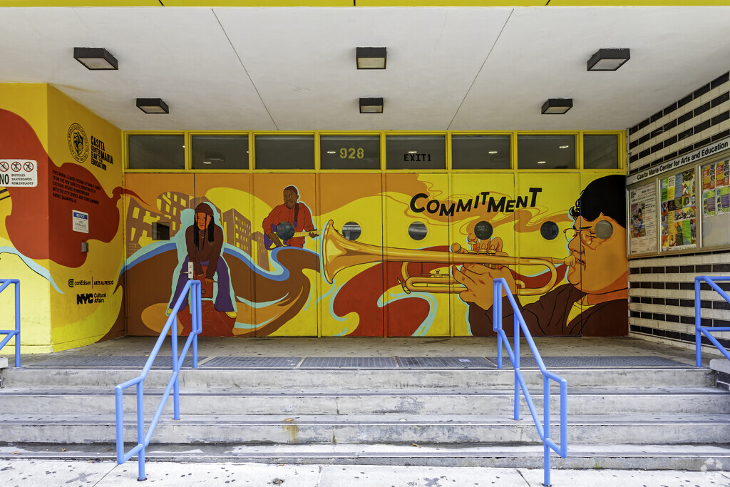 Woodstock: Bronx Studio School for Writers/Artists has 643 students in grades 6-12 in Longwood.