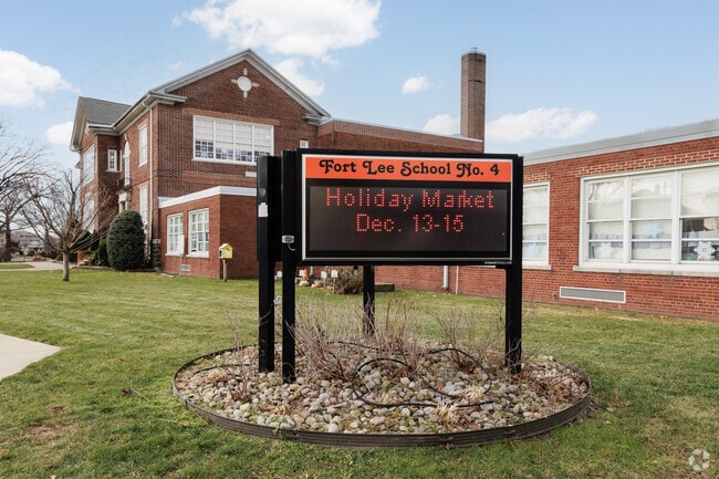 Fort Lee School No. 4 in Fort Lee, NJ receives an overall Niche rating of A.