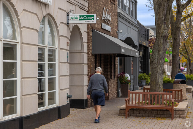 There's a number of highly rated restaurants in the downtown area of Grosse Pointe Farms.