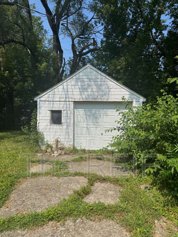 18941 Elkhart St, Harper Woods, MI 48225 - photo 4