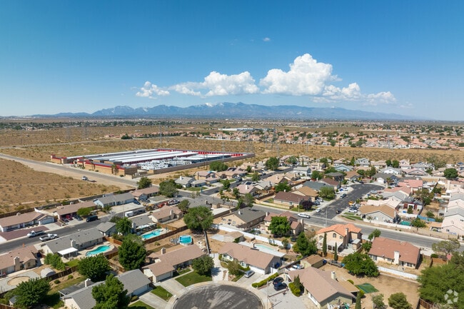 In the city of Victorville, where La Mesa resides, commercial centers are close to residential.