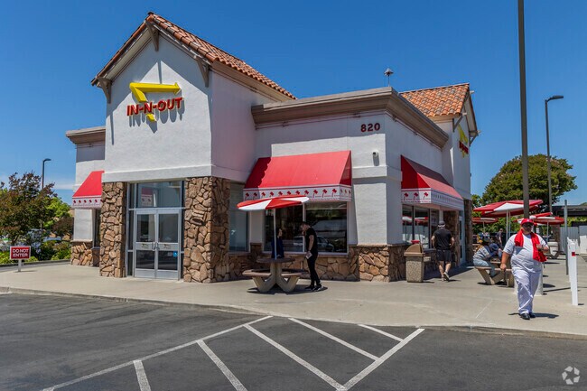 Soscol Gateway South's shopping area has modern fast food restaurants including an In-N-Out.