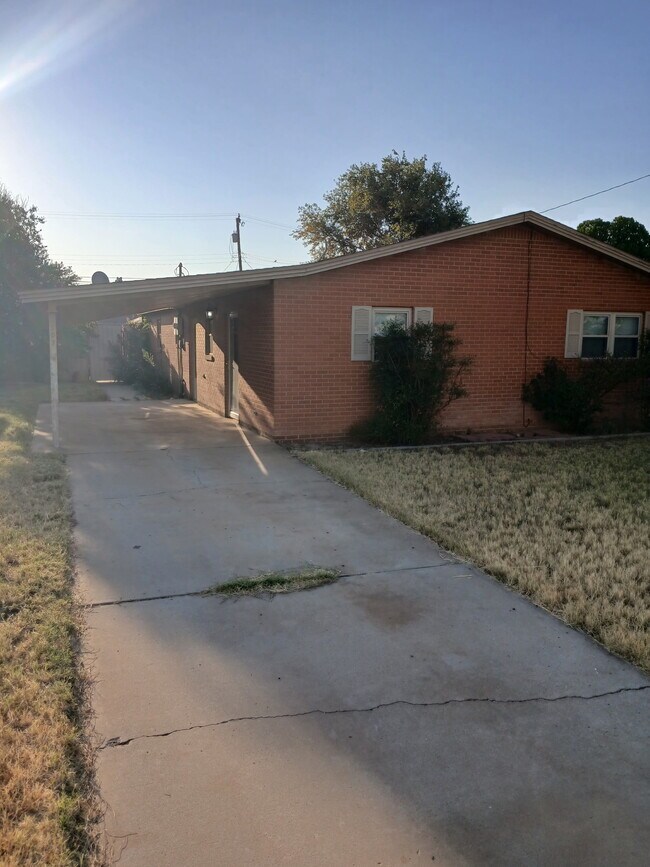 107 SW 10th St, Seminole, TX 79360